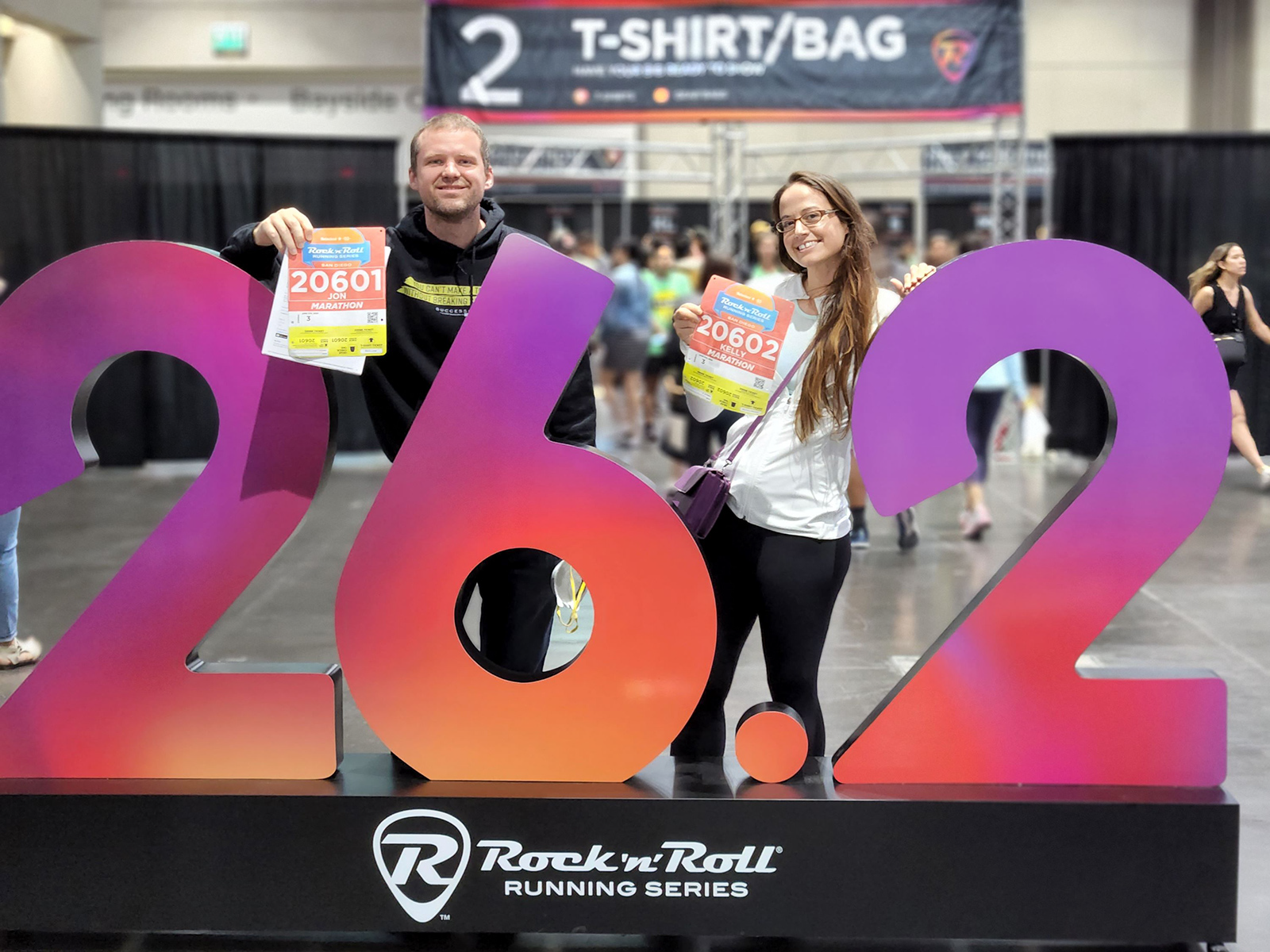 Kelly and her husband smiling before starting their marathon in 2022.